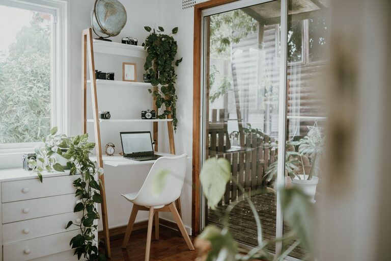 How to Create a Cozy and Productive Home Office Space